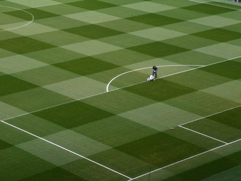 OBŁĘDNY stan murawy na stadionie Arsenalu